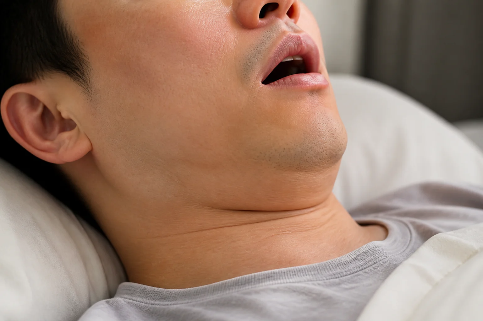 如果睡醒後常覺得口乾、喉嚨乾澀，可能與夜間張口呼吸、打鼾或呼吸道不順有關。當睡眠時空氣長時間經由口腔進出，口腔黏膜容易乾燥，也可能伴隨喉嚨不適、睡眠中斷或白天精神不佳。止鼾雷射結合 RF 射頻，可協助改善咽喉軟組織鬆弛與震動問題，讓夜間呼吸更順暢，減少因打鼾與張口呼吸造成的不適感